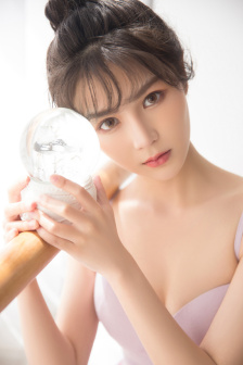 镜流口水流白色液体正常吗